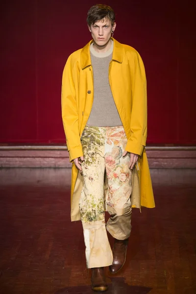 Look 18